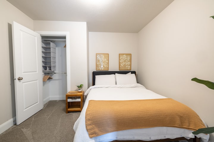 La deuxième chambre a une porte coulissante de style grange. Vous pouvez vous attendre à une nuit de sommeil réparatrice sur notre lit Queen size, avec quatre oreillers, deux moelleux et deux fermes. 
Des cintres en bois sont aussi disponibles dans le placard. 