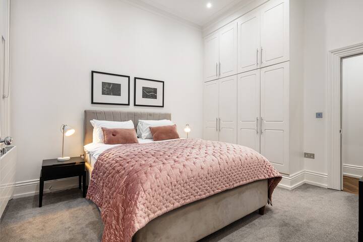 Mr Bond Luxury Mayfair Residence gallery image 4