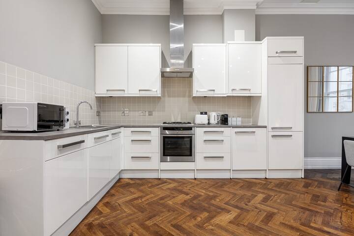 Mr Bond Luxury Mayfair Residence gallery image 5