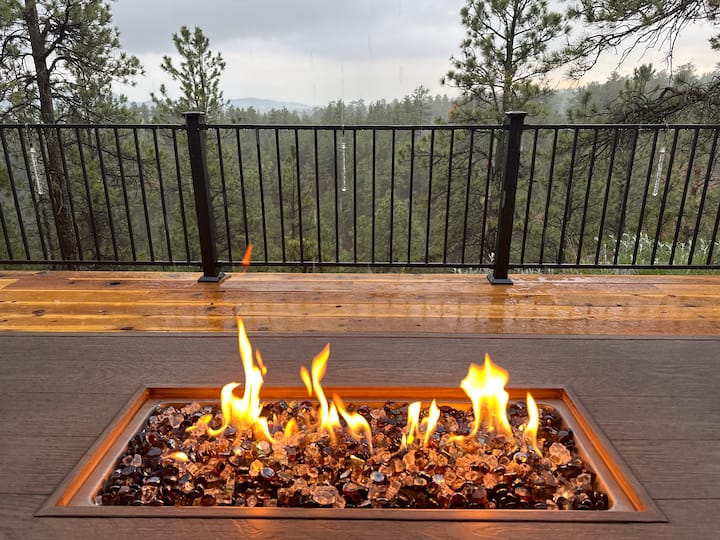 Luxury Log Cabin with Hot Tub & Black Hills Views