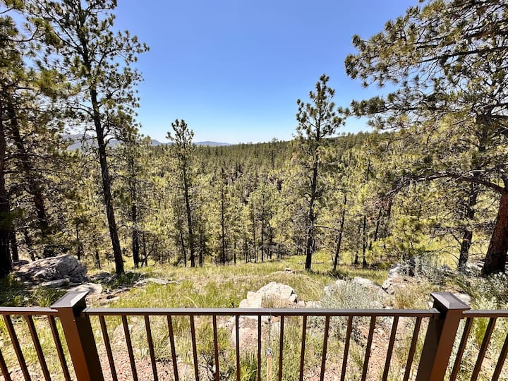 Luxury Log Cabin with Hot Tub & Black Hills Views