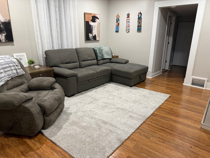 Aksarben 3 Bedroom - Pet Friendly, Great Location! - Omaha, NE