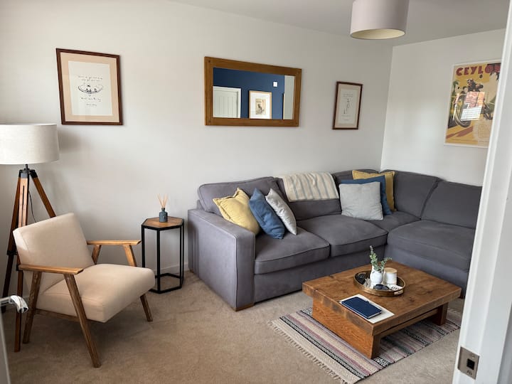 Cosy 2 Bedroom Family Home With Garden And Parking - Tewkesbury