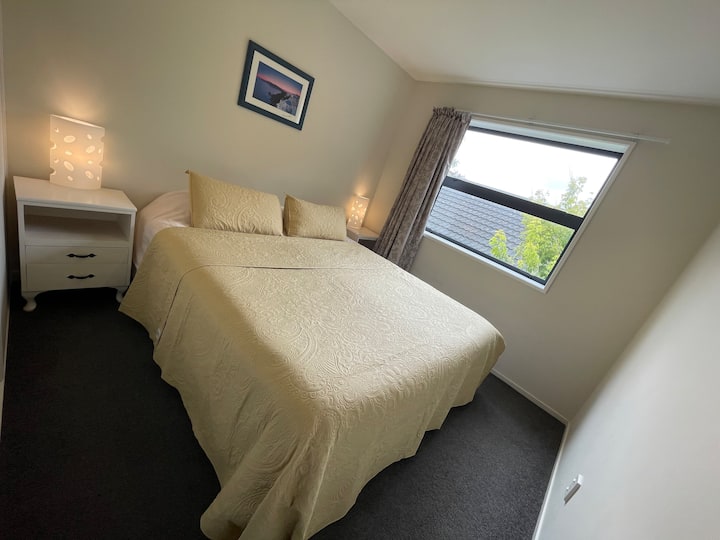 Chumba cha 2: Kitanda cha ukubwa wa kifalme (1.8*2m)  na mapazia mazito yaliyozimwa au mapazia meusi 