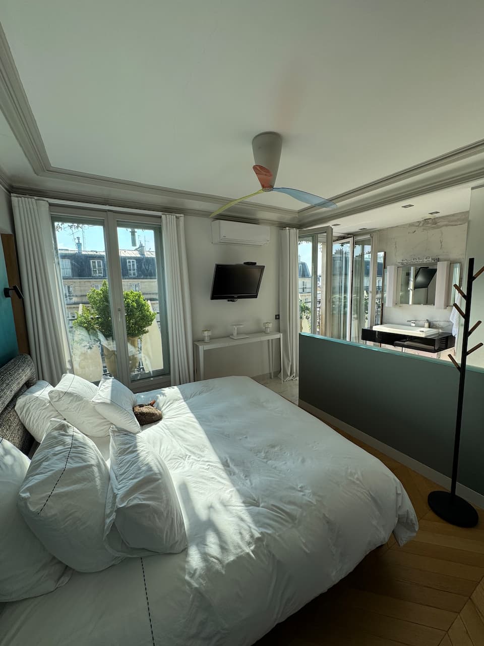 A top-floor penthouse in the Haut Marais, Paris, Île-de-France, France, photo 10 of 10