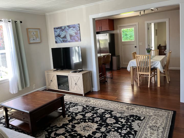 Spruce Cottage 3 Bed 2 Bath Near Henderson Center - アルケータ, CA