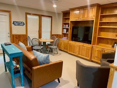 Top Airbnb: Lakefront home on Lake Martin with dock, sleeps 12 in Alexander City / Lake Martin