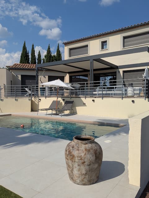 Luxury villa with pool and beaches 25 minutes away