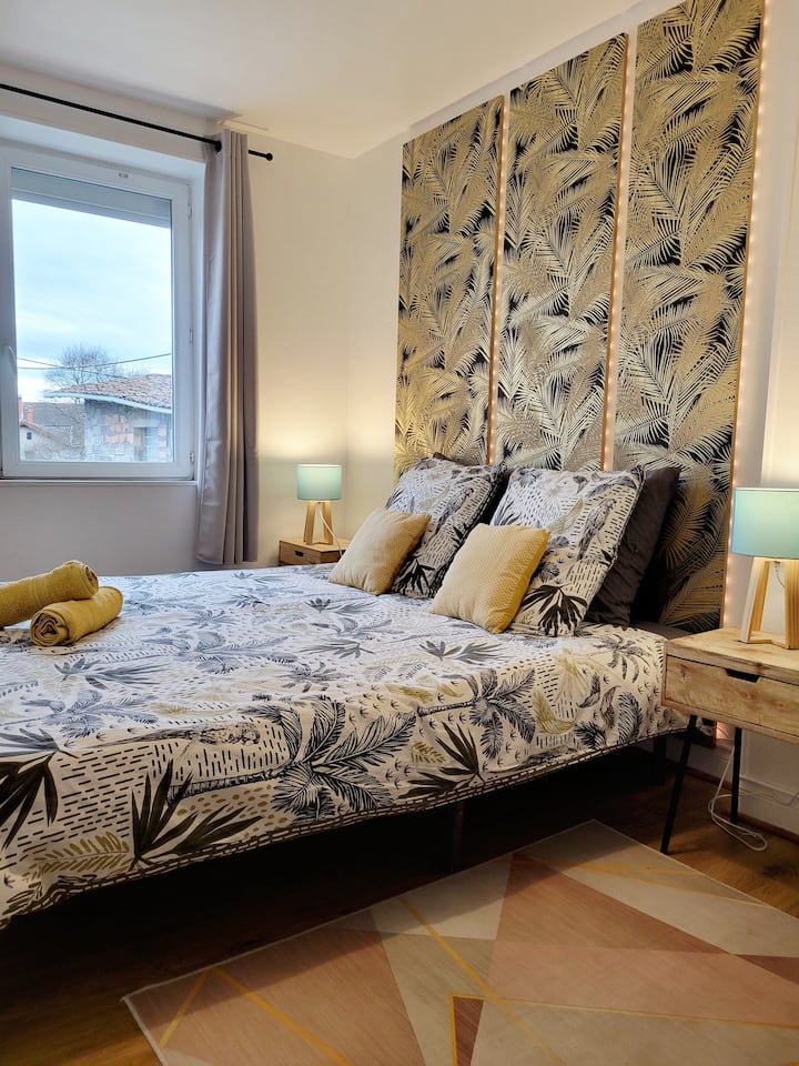 Голяма спалня/двойно легло 160x200cm/реверсивен климатик/съблекалня/
Най-високо оценен матрак от пяна и пружини 160x200 cm в Amazon ✅️ 4,6⭐️⭐️⭐️⭐️⭐️
 твърда страна и мека страна.