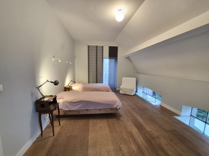 Suite Zen:

Pamje nga kopshti

- 2 krevate tek (90 x 200)
- 1 krevat tek (i konvertueshëm)
- korridor/dhomë zhveshjeje private 
- dush privat 
- tualet privat