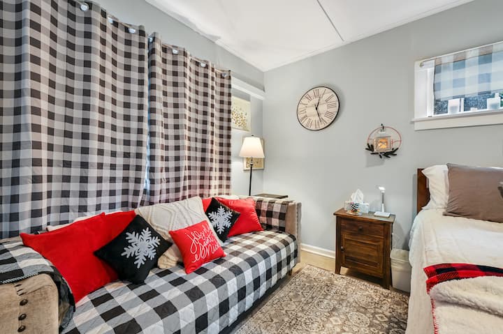 Buttercup Cottage Near Downtown - Hendersonville, NC
