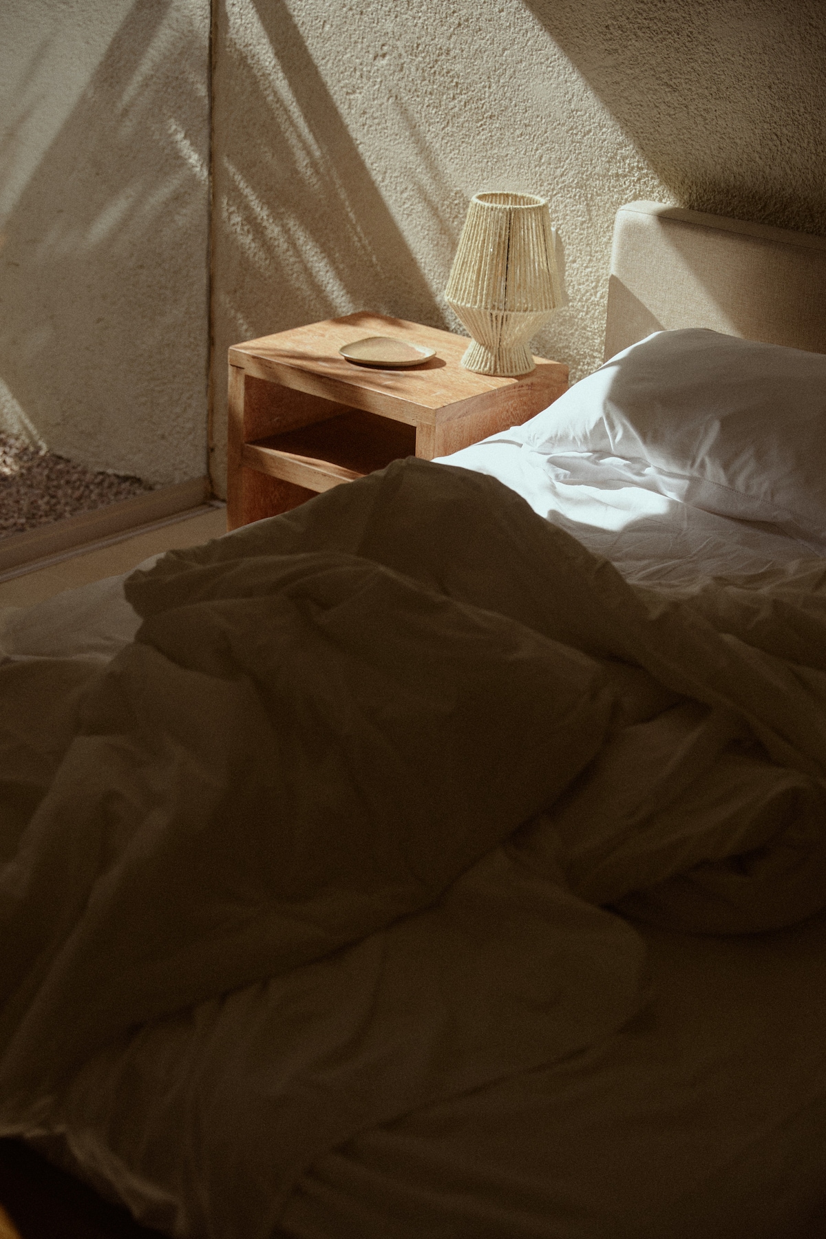 Suiíte 01 do Anexo Haicai. Cama Queen Size, roupa de cama de algodão egípcio 400 fios. Smart TV, ar condicionado e varanda privativa com rede de descanso. As suítes do Anexo Haicai são idênticas. 