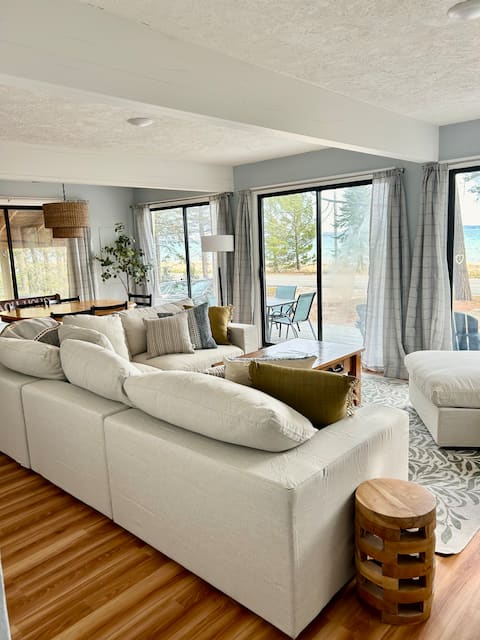 Private BeachM22! Close to wineries and skiing!