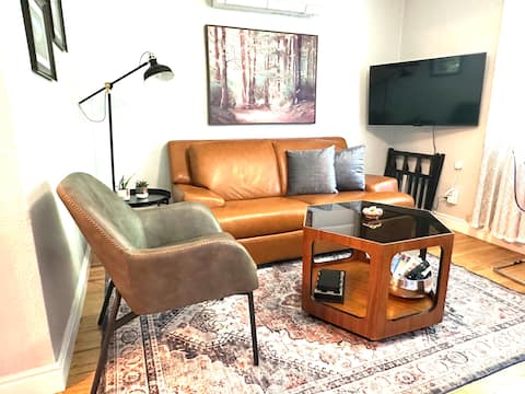 Popular Airbnb listing: Cheerful studio - 2 blocks to Pearl Street! in Central Boulder