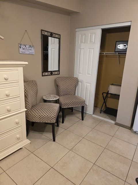 Top Airbnb: Lovely studio apartment with private entrance in St. Cloud