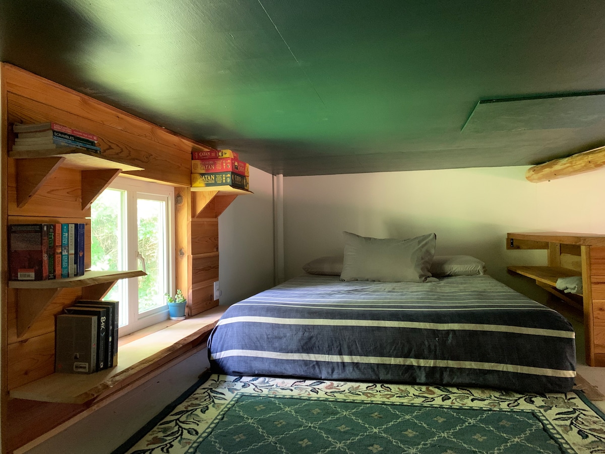 Queen საწოლი სტუდიოს ტიპის ლოფტში. Გაუზიარეთ სტუმრებს ბიბლიოთეკა და თამაშები.