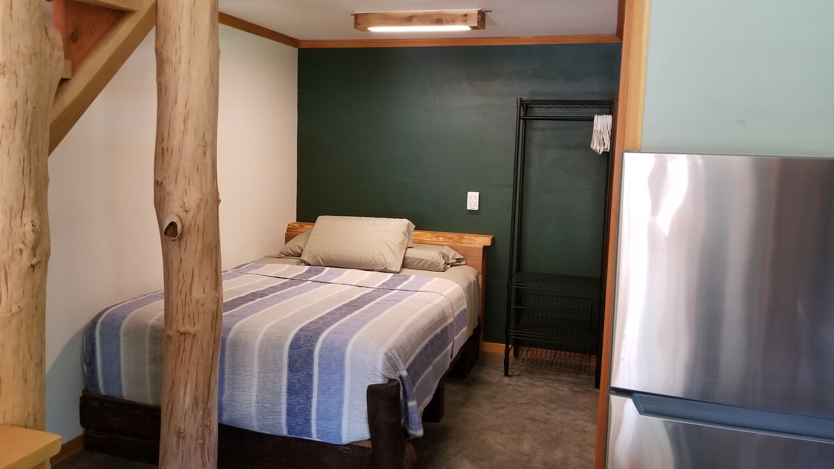 Საწოლი 152 × 203 სმ სტუდიოს მთავარ სართულზე