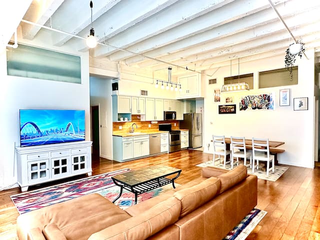 Sunny urban-chic DTLA Loft – 2 actual bedrooms