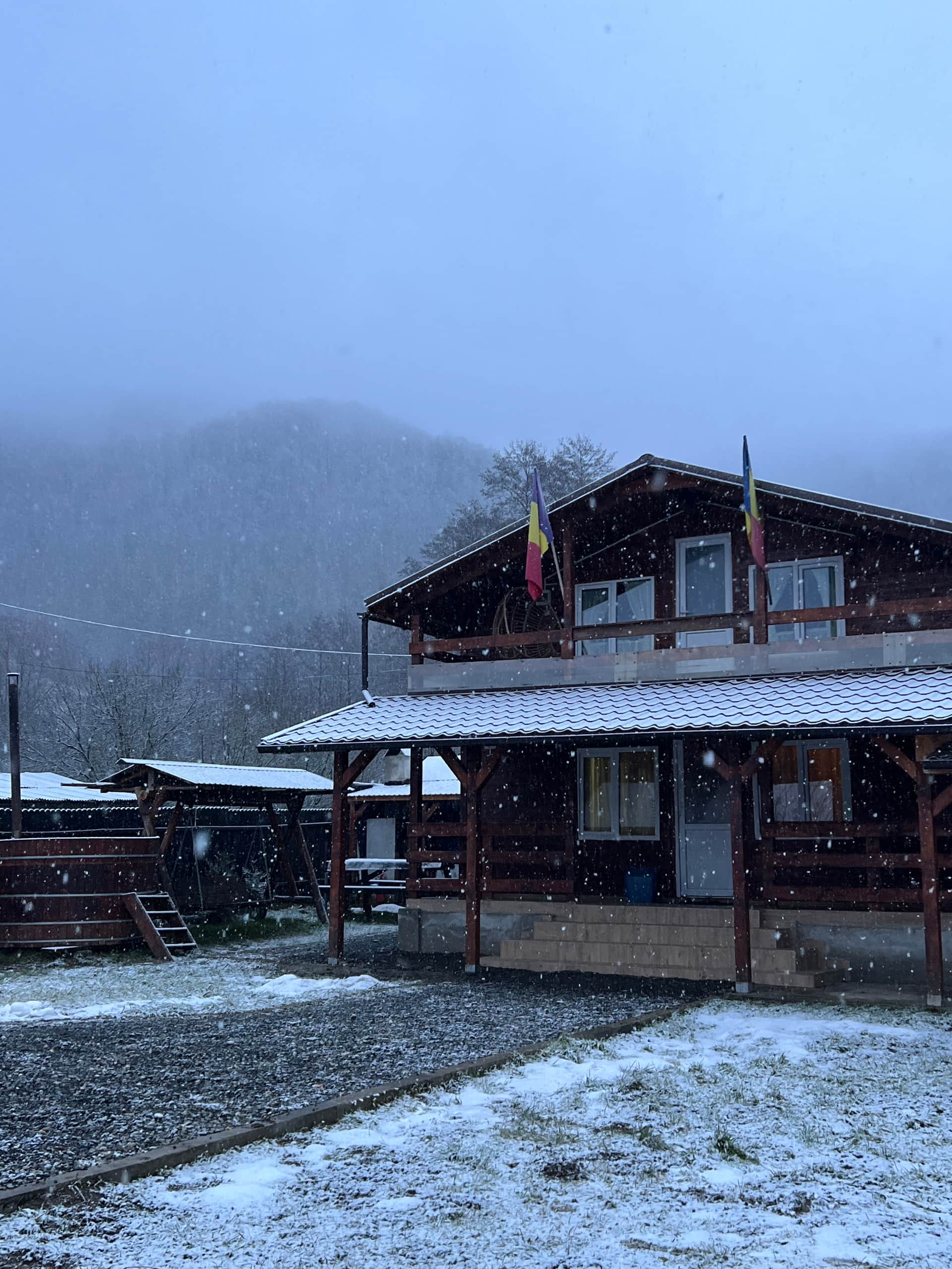 Cottage at the foot of the mountains with a ciubăr