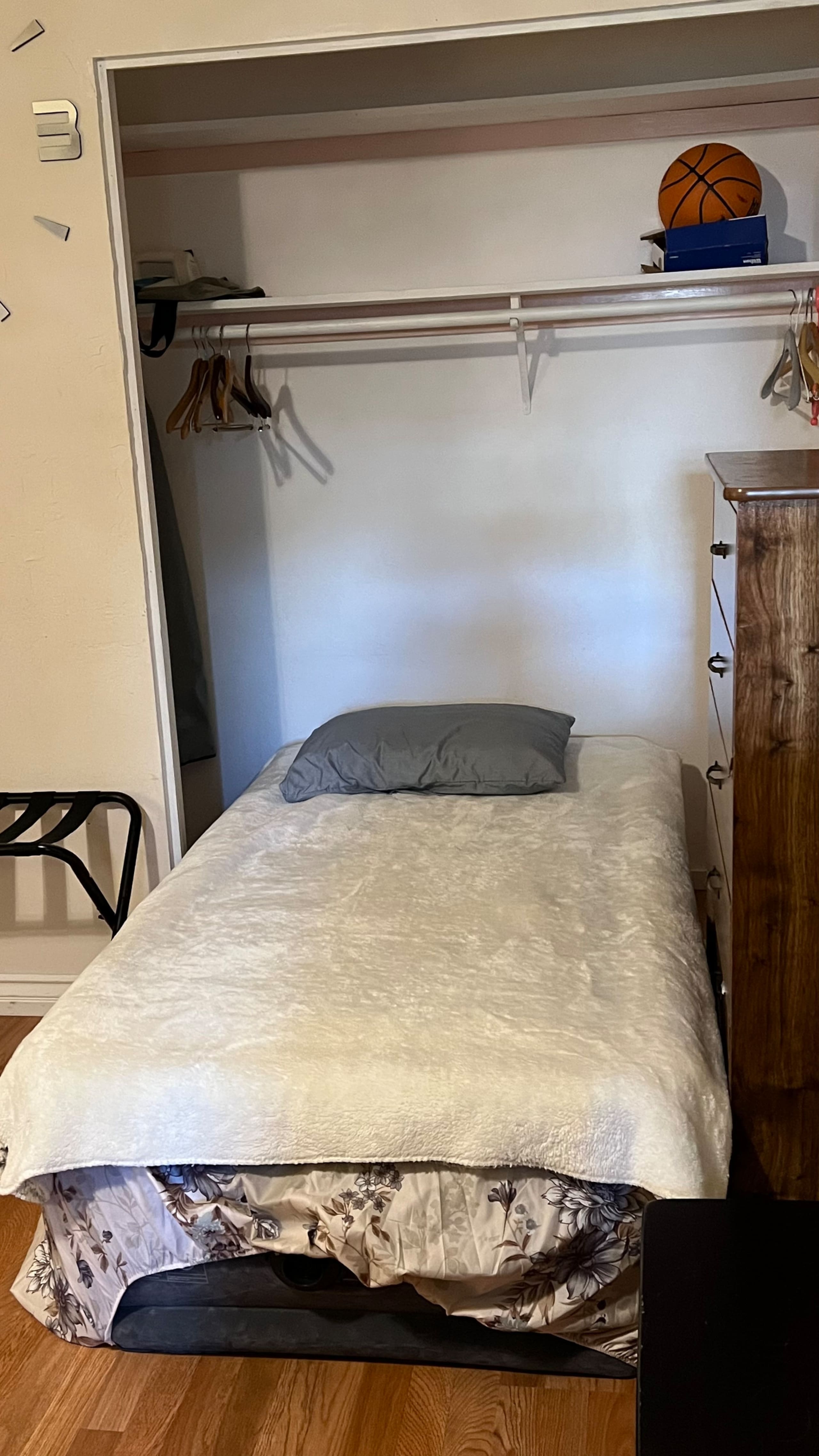 Home in San Francisco · ★4.83 · 2 bedrooms · 3 beds · 1 bath - Image 12