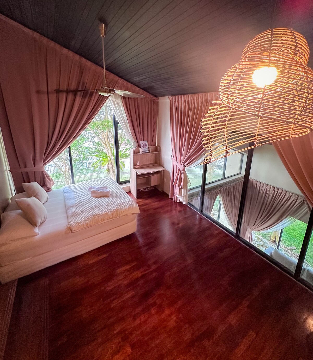 Manželská posteľ (na poschodí)