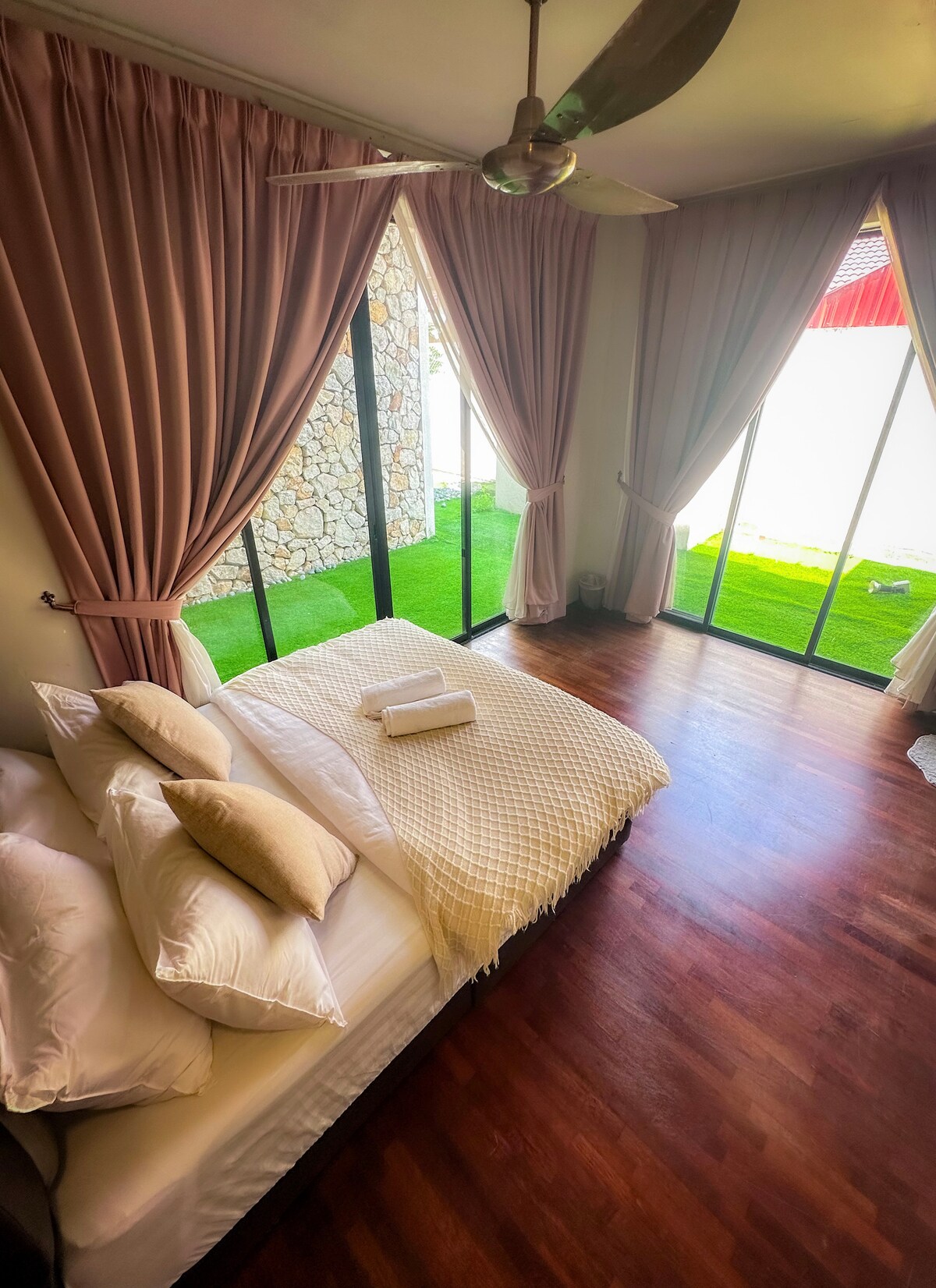 Manželská posteľ ( na prízemí )