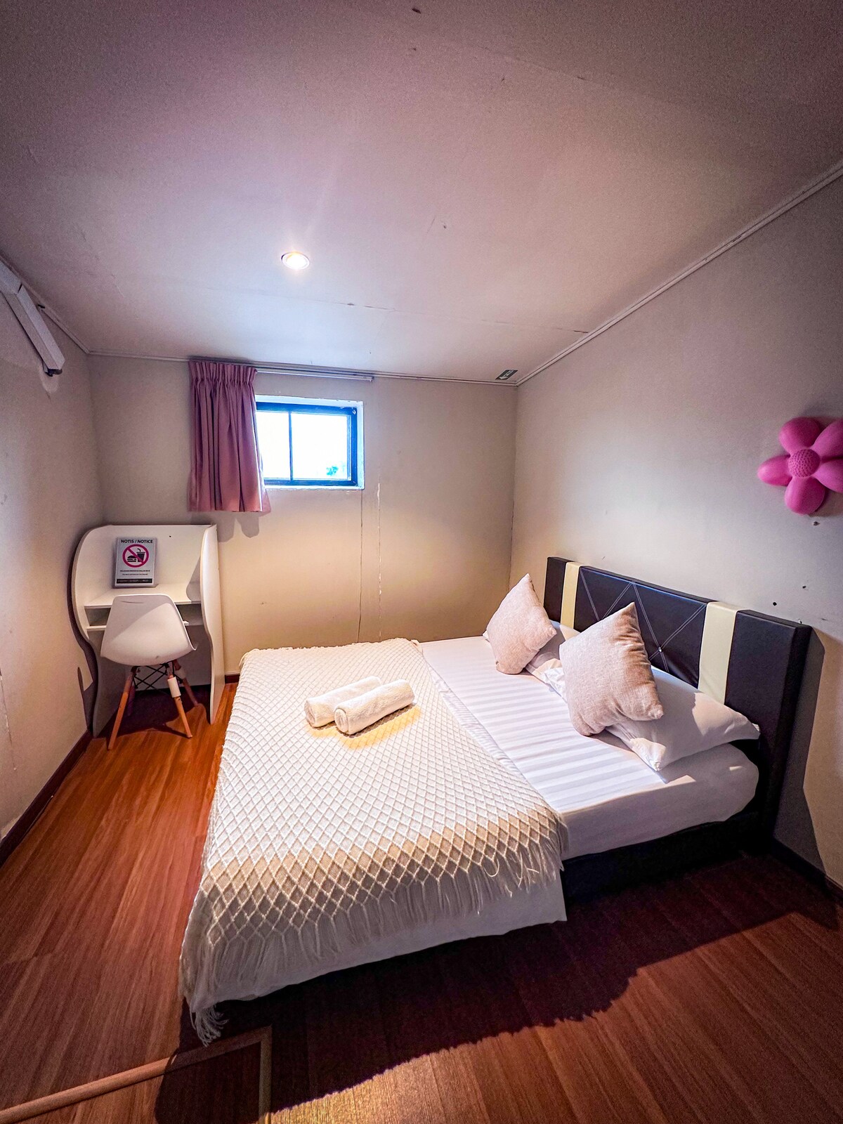 manželská posteľ ( na poschodí )