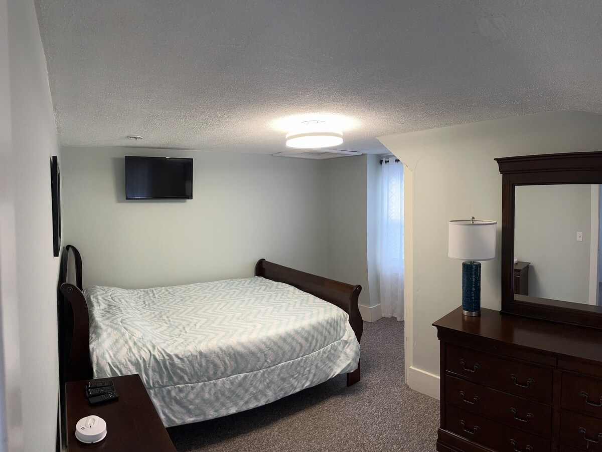 ห้องนอน 2 อยู่ชั้นบนและอยู่ทางซ้ายมือของคุณที่ด้านบนของบันไดทันที