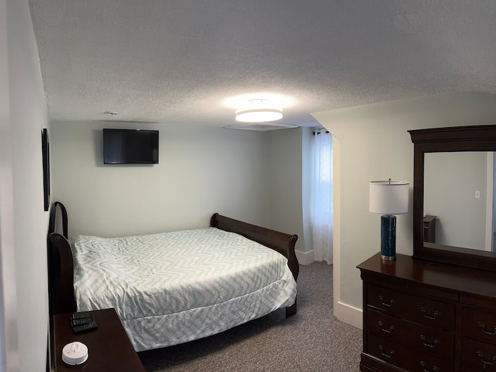 Spálňa 2 je na poschodí a hneď po vašej ľavej strane v hornej časti schodiska.