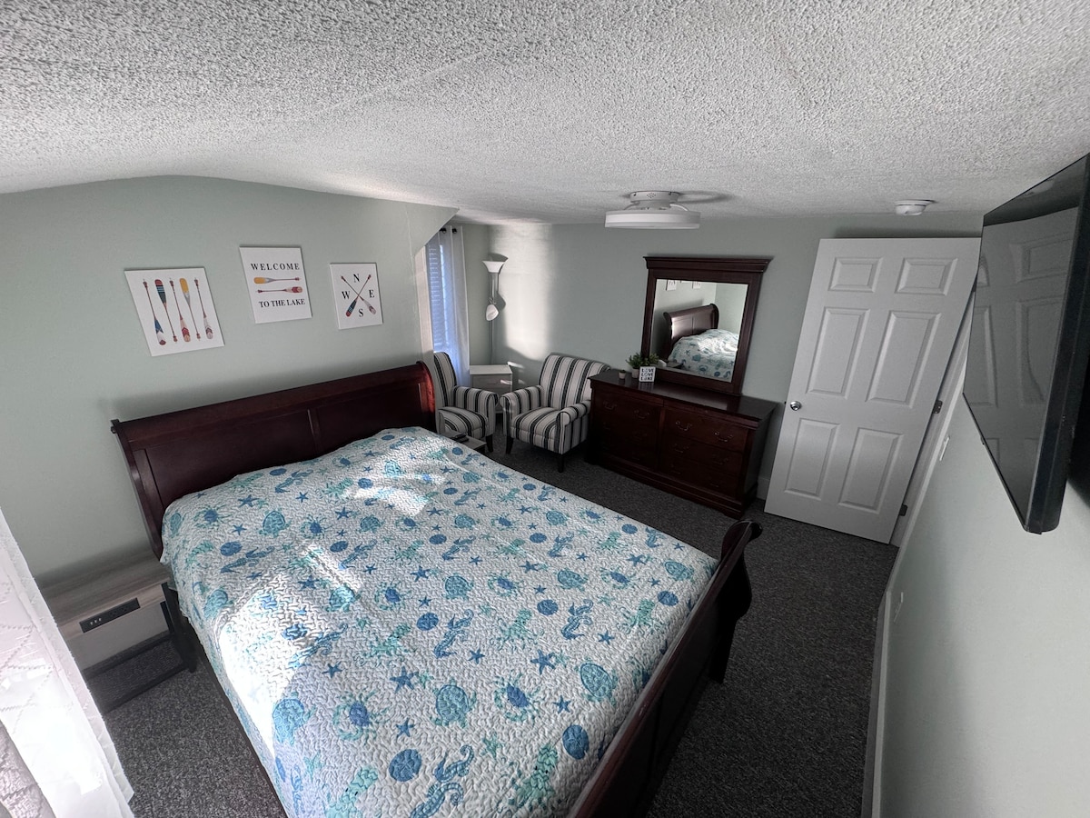 ห้องนอน 3 อยู่ชั้นบนห้องโถงและทางขวามือของคุณ (หรือด้านเหนือของบ้าน)