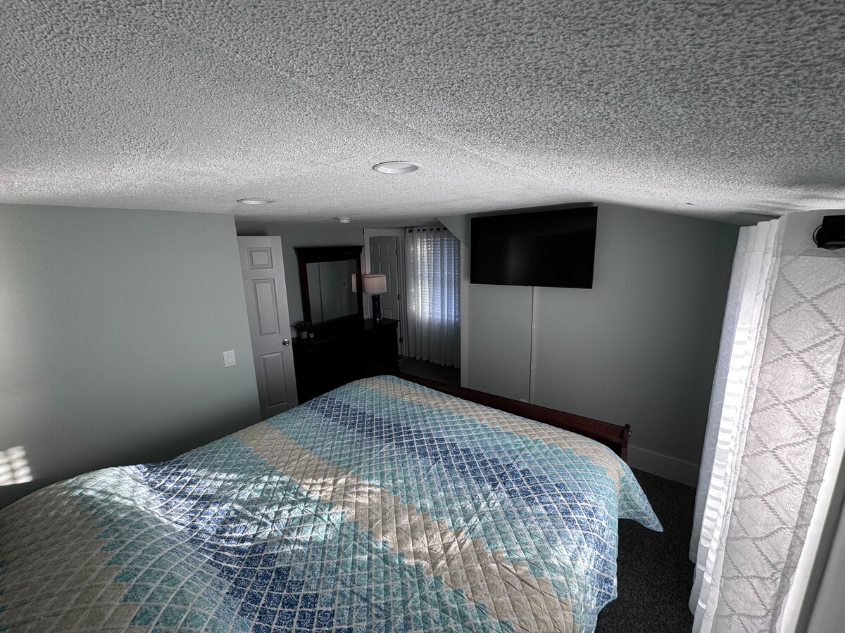 ห้องนอน 4 เป็นห้องนอนใหญ่และอยู่ชั้นบนลงไปทางห้องโถงและทางด้านขวาของคุณ (หรือด้านใต้ของบ้าน) นอกจากนี้ยังมีห้องน้ำเต็มรูปแบบเป็นของตัวเอง