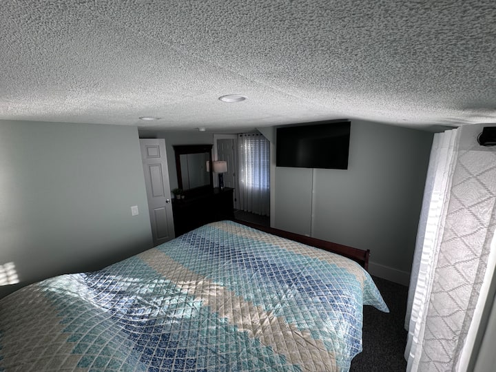 Spálňa 4 je hlavná spálňa a je na poschodí, na konci chodby a na pravej strane (alebo na južnej strane domu). Má tiež vlastnú kúpeľňu s toaletou.