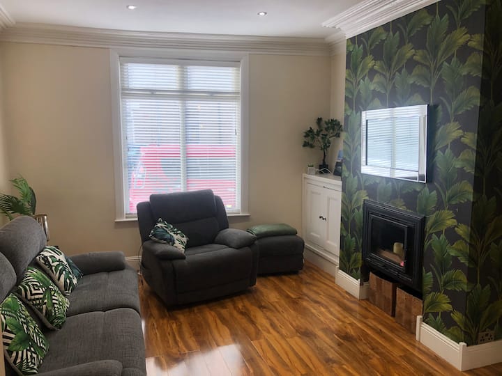 Tranquil Town-centre
Home~sleeps 5 
+Pet Friendly - Darlington
