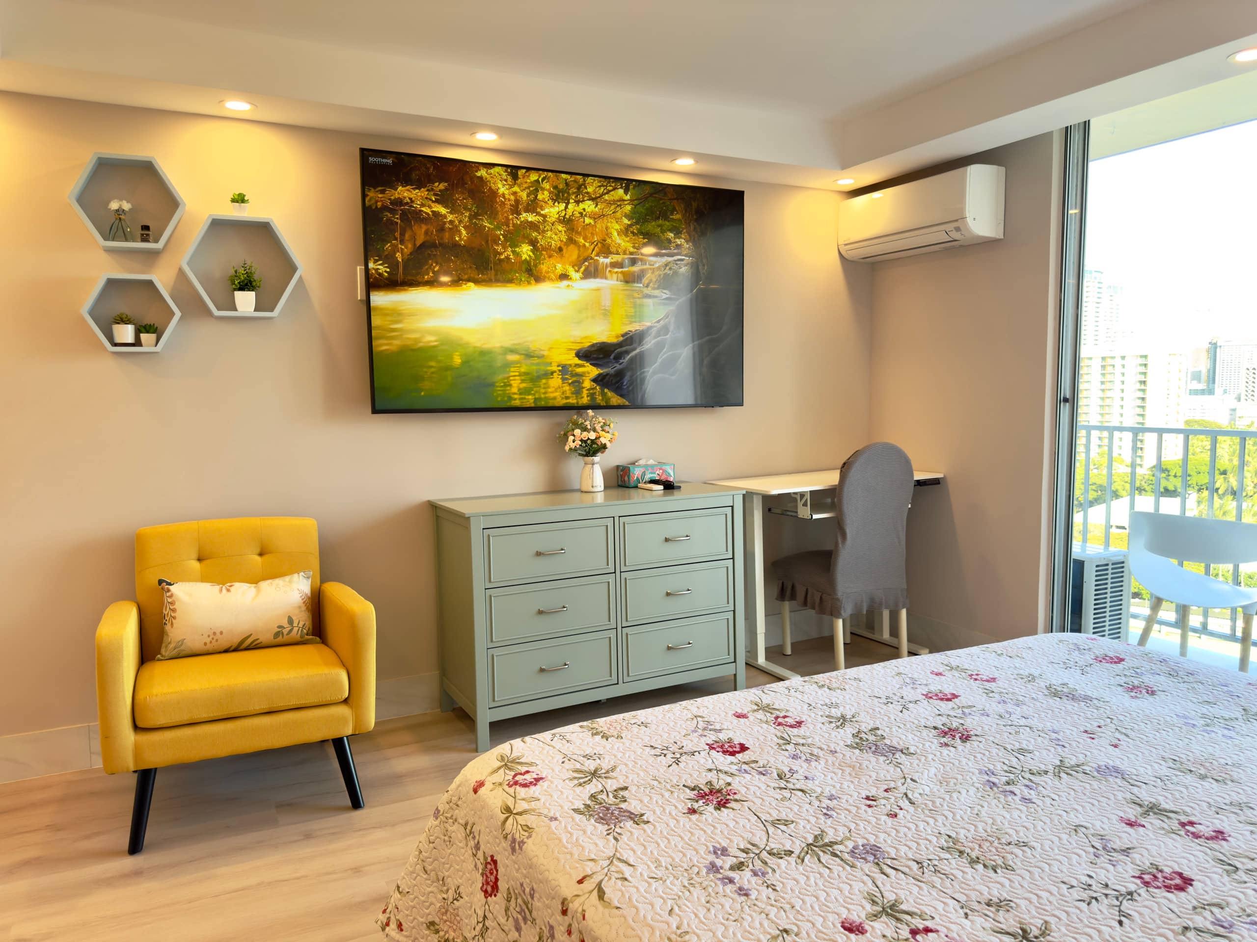 Condo in Honolulu · ★4.92 · Studio · 2 beds · 1 bath - Image 16