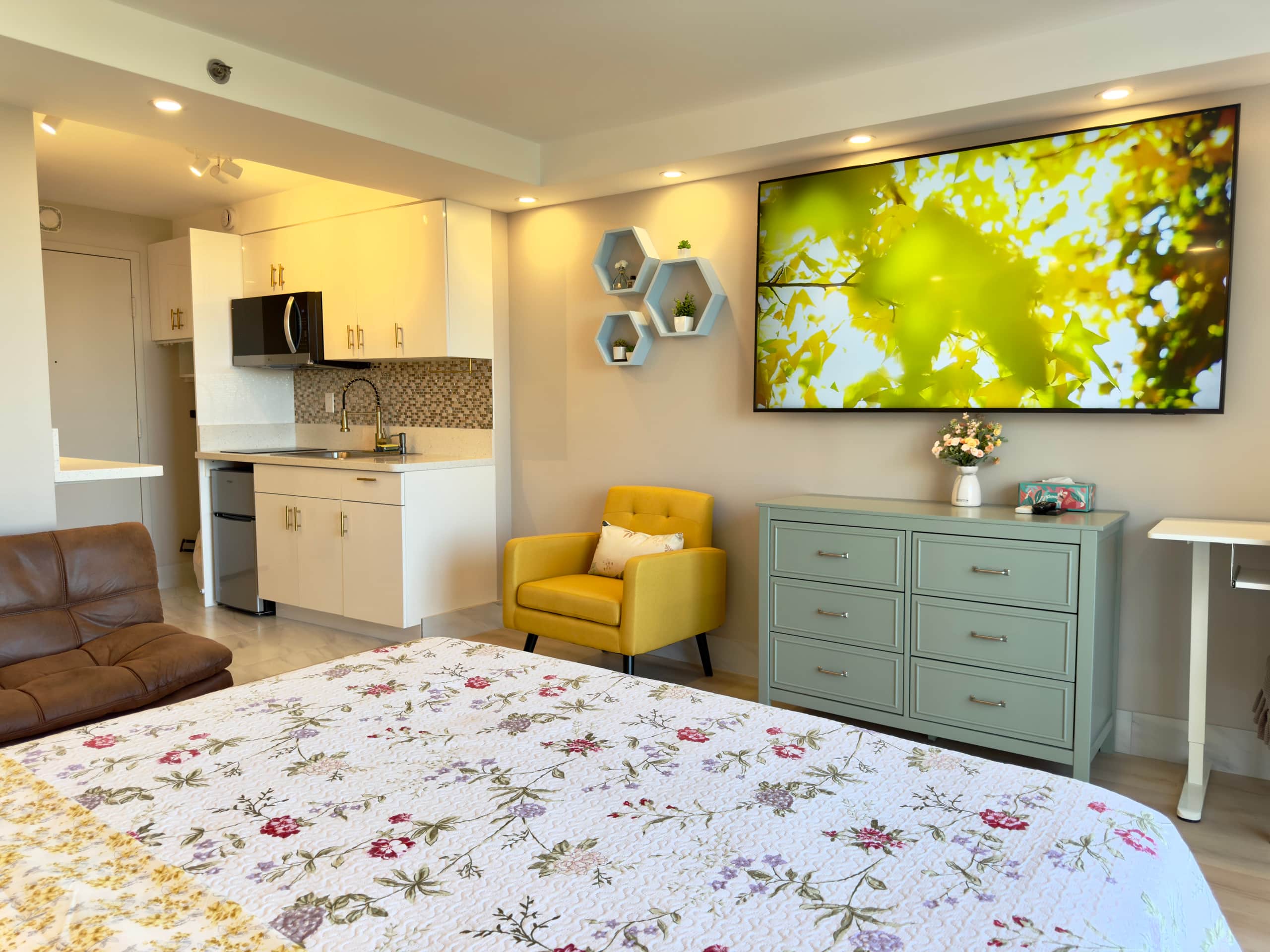 Condo in Honolulu · ★4.92 · Studio · 2 beds · 1 bath - Image 18