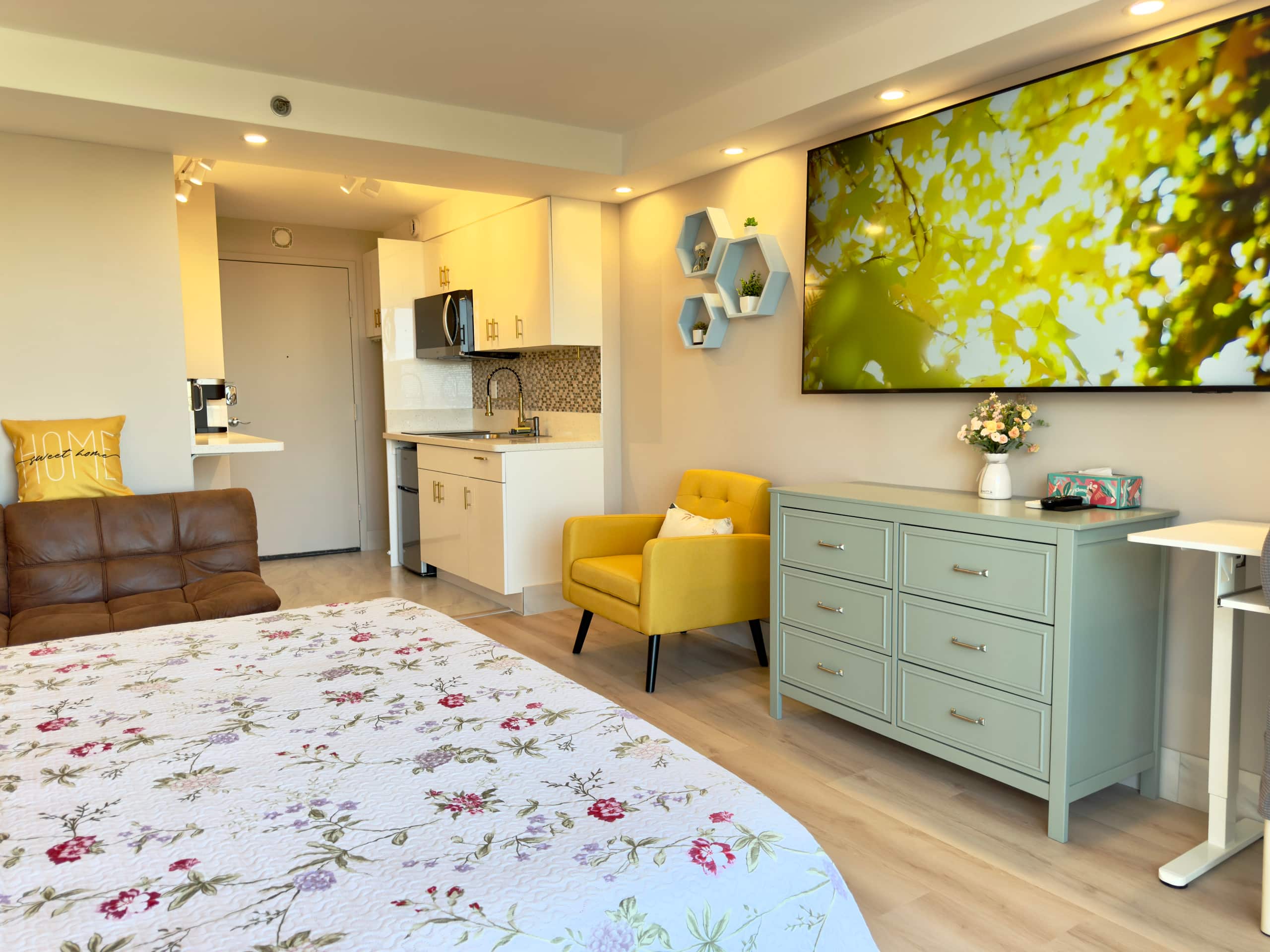 Condo in Honolulu · ★4.92 · Studio · 2 beds · 1 bath - Image 20