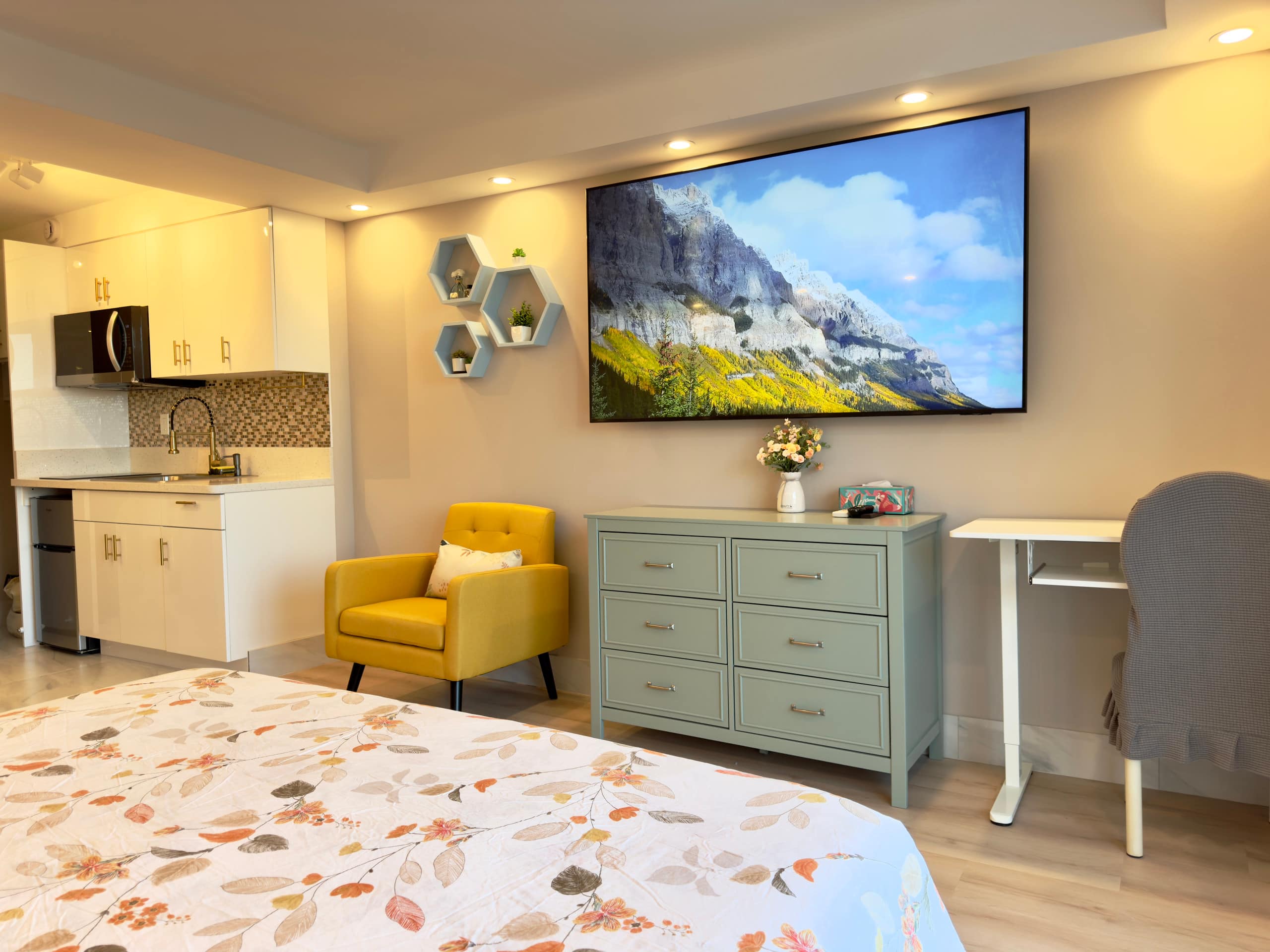 Condo in Honolulu · ★4.92 · Studio · 2 beds · 1 bath - Image 5