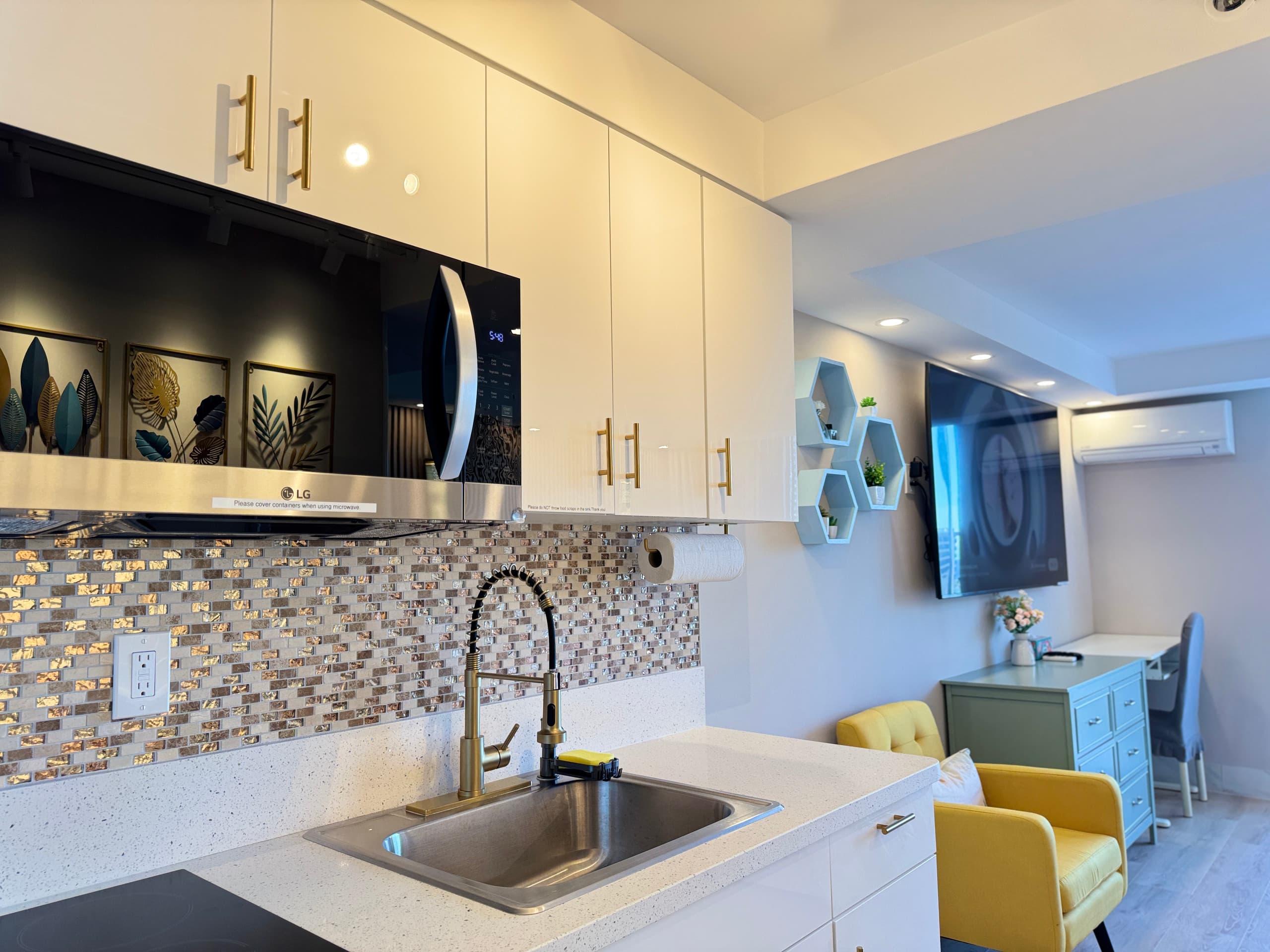 Condo in Honolulu · ★4.92 · Studio · 2 beds · 1 bath - Image 31