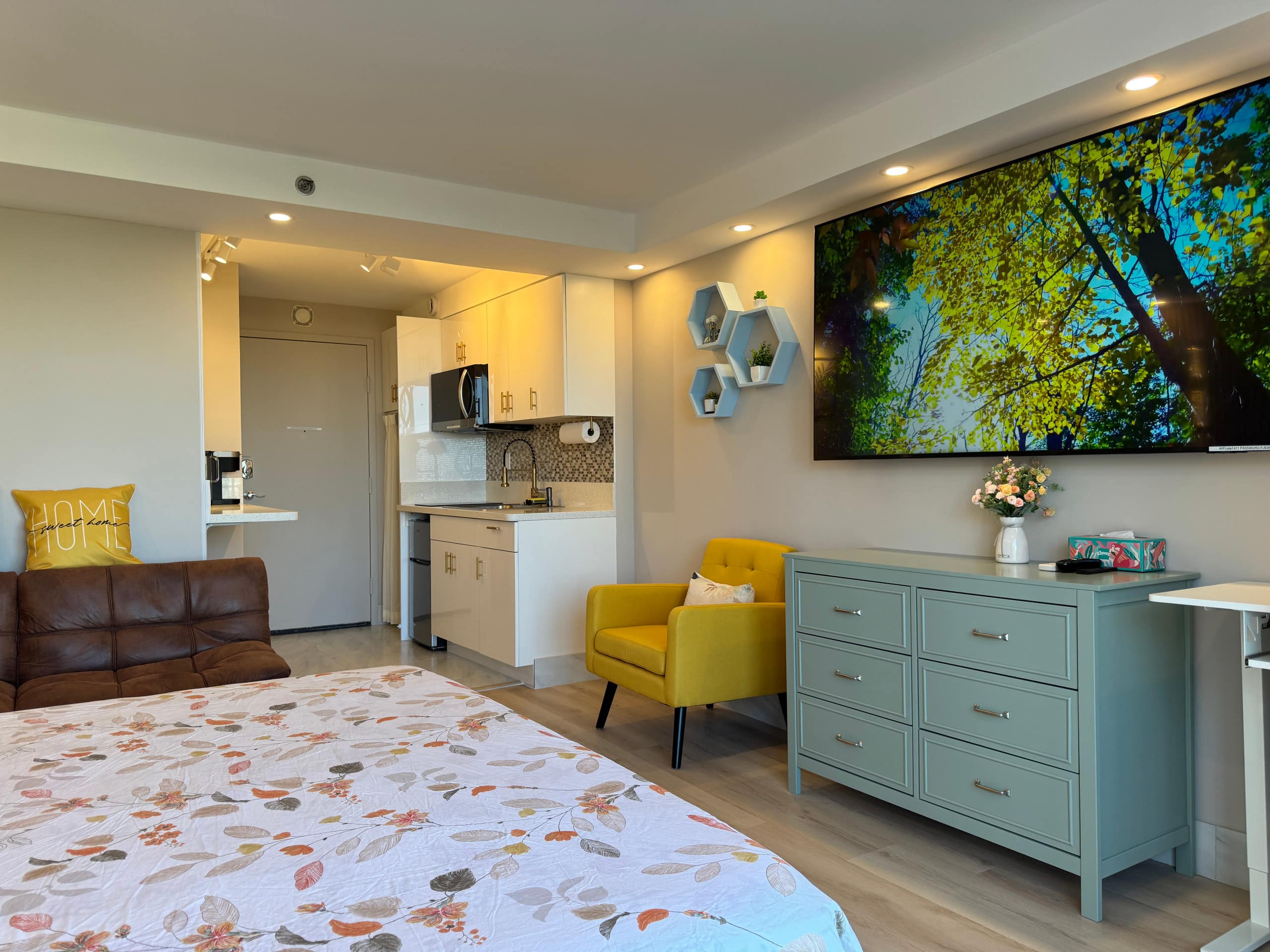 Condo in Honolulu · ★4.92 · Studio · 2 beds · 1 bath - Image 12