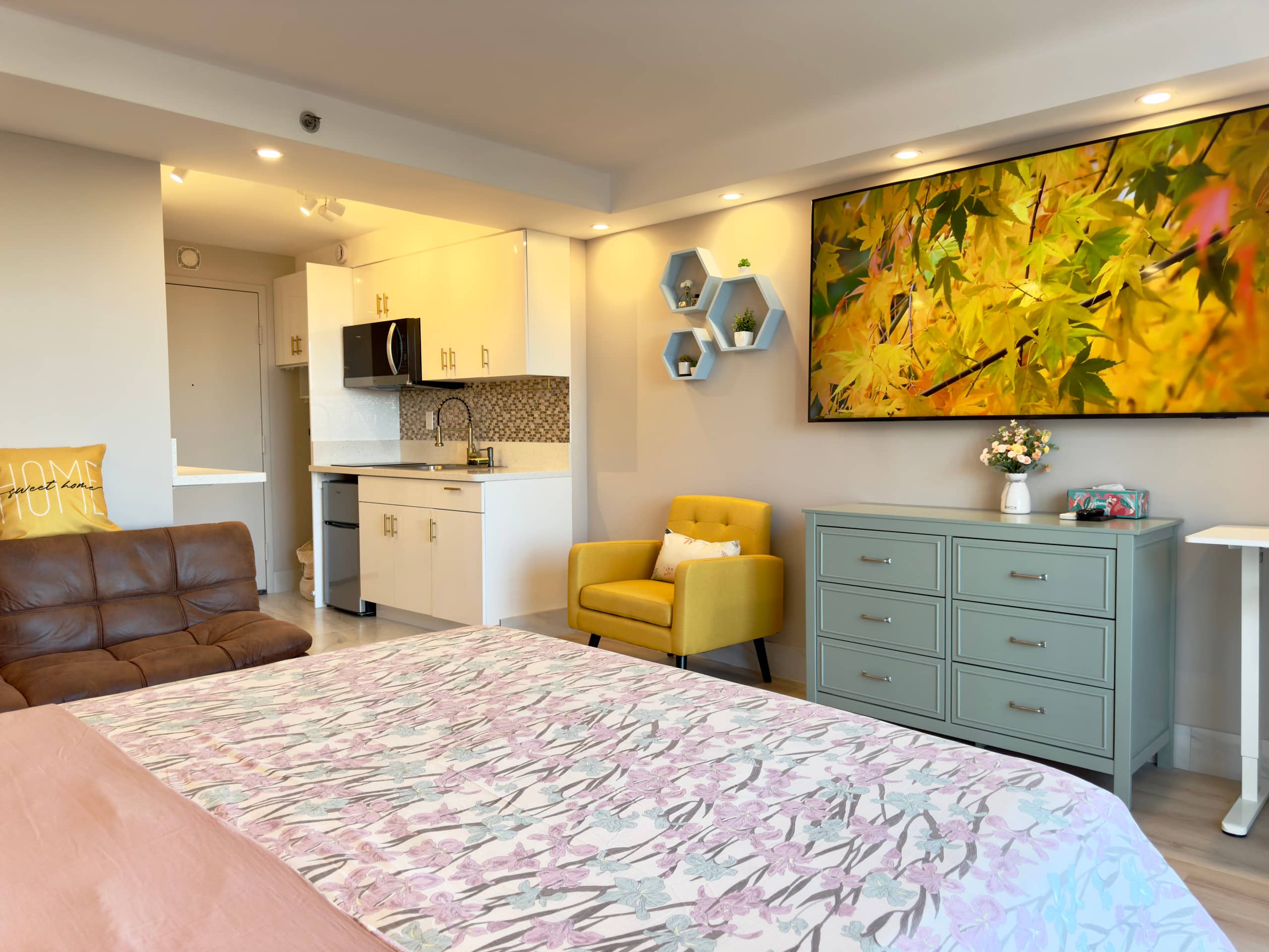 Condo in Honolulu · ★4.92 · Studio · 2 beds · 1 bath - Image 25