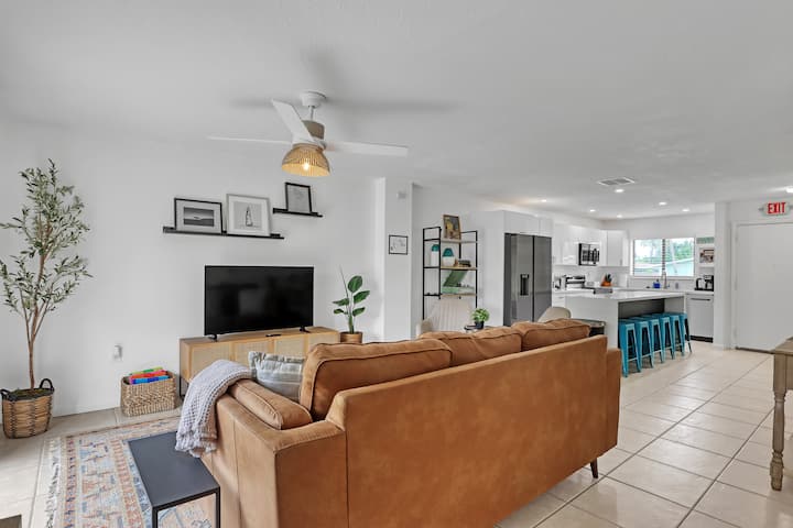 Gorgeous Townhome Steps From The Beach - Cocoa Beach, FL