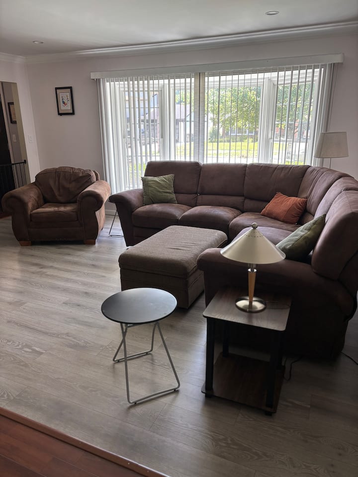 4 Bedroom 2.5 Bath Home - Quiet Relaxing Patio - Lake Success, Northville