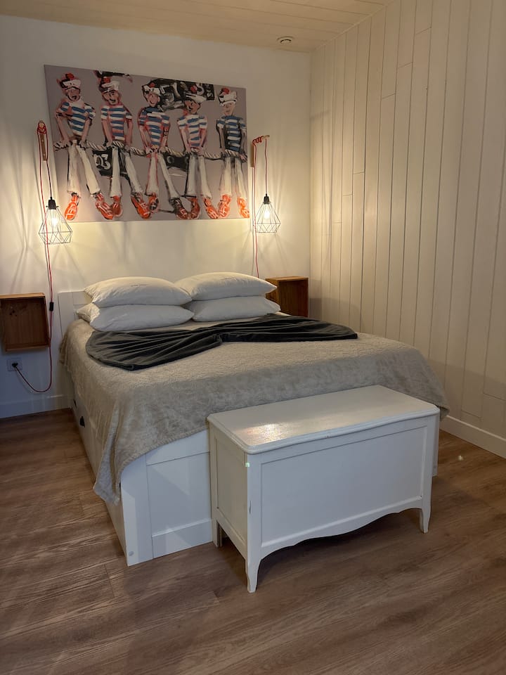 Საწოლი 140 x190»Brimnes» დახრილი საწოლის ძირი 4 დიდი უჯრით.