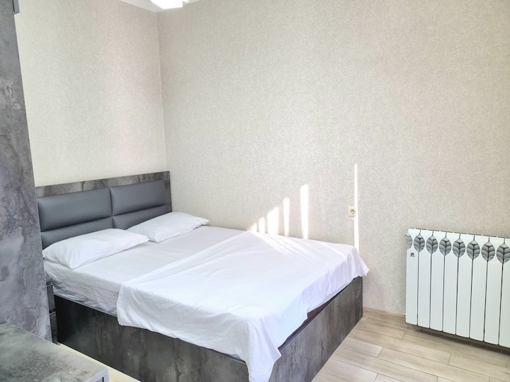 ეს არის სრული ორ ადამიანზე გათვლილი ლოგინი, ნათელი ოთახი, რომელსაც აქვს აივანზე გასასვლელი და ინდივიდუალური გათბობა.