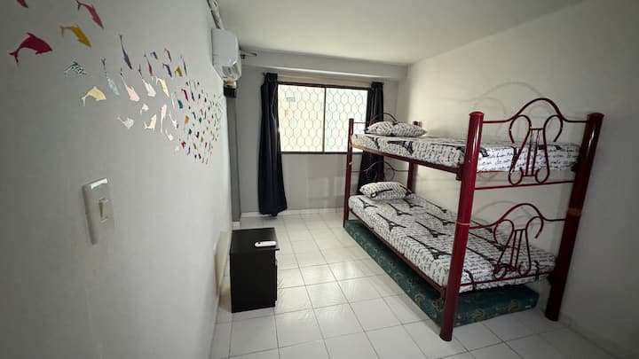 Cama litera y colchón adicional que puede ser utilizado para dormir en el suelo (sabanas y almohada disponibles).
Bunk bed and floor mattress (we do have bed linens and pillow for this mattress).