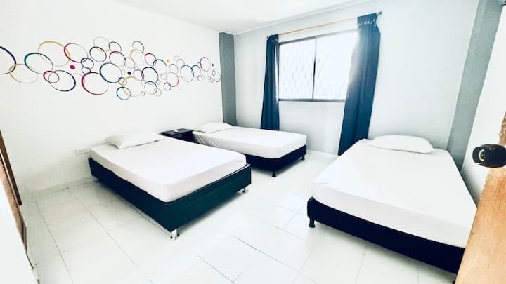 Tres camas sencillas.
Three single (twin) beds.