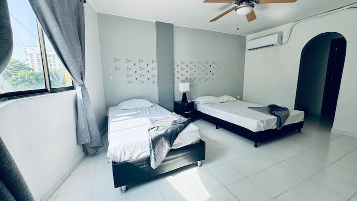Cama doble y cama sencilla, baño privado.
Double and single (twin) bed. Private bathroom.