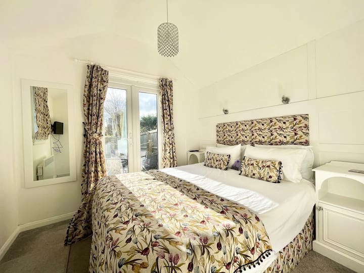 Beautiful cosy and comfortable  bedroom where the sun streams in in the morning and you can open the French doors onto your private deck for morning coffee, drink up the rays of sunshine or enjoy a glass of wine with dinner al fresco in the evening.