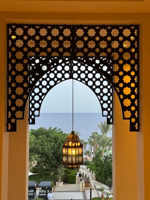 A Four Seasons oasis between desert and reef