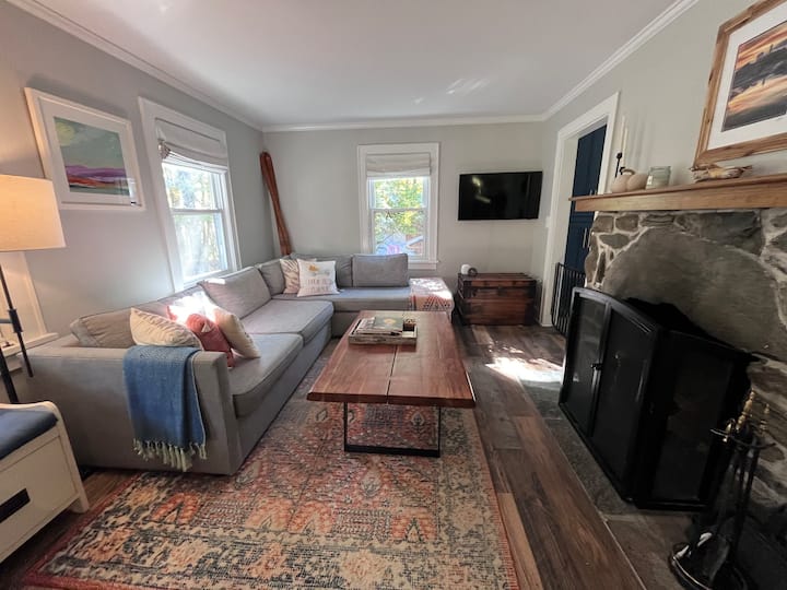 Mountain View Meadow: Charming Manchester Cottage - Manchester, VT